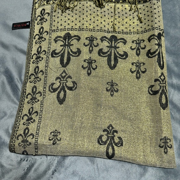 Elegant Gold and Black Scarf with Fleur-de-Lis Pattern 100% Pashmina - Picture 4 of 4